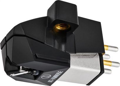 Czarna i srebrna wkładka gramofonowa Audio Technica AT-VM95E do gramofonu hi-fi, widok z boku ze złoconymi złączami
