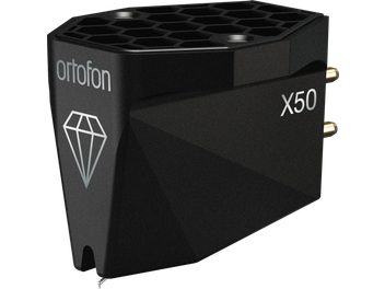 Ortofon MC X50 musta hi-fi -levysoitinrasia, viistonäkymä, fasetoitu runko, timanttilogo ja kullatut liittimet