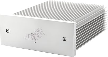 Sidabrinio aliuminio Transrotor Phono III fono stiprintuvas, stačiakampis korpusas su aušinimo briaunomis, minimalistinis priekinis skydelis su išgraviruotu logotipu, dviem varžtais ir centriniu šviesos indikatoriumi, matomas iš dešinės priekinės pusės trimis ketvirčiais.