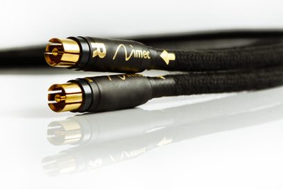 Analog RCA-lydkabel Nimed RCA PRO A MKII 1M, forgyldte stik, sort kappe, nærbillede på reflekterende overflade