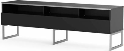 Meuble TV noir laqué avec 2 compartiments ouverts, pieds en métal argenté et plateau supérieur en verre fumé