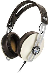 Sennheiseri MOMENTUM M2 AEG lahtine hi-fi kõrvaklapid, pruun nahkpeavõru ja kõrvaklapid, hõbedased muundurid, vaade vasakult 3/4 nurga alt