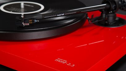 Tocadiscos Music Hall MMF 2.3 LE rojo. Brazo de lectura negro. Plato negro. Cubierta antipolvo transparente
