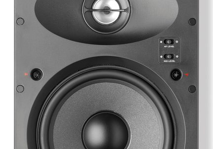 Cassa nera con pannello frontale in plastica opaca, vista frontale, woofer di grandi dimensioni, tweeter a cupola protetto, due leve per il controllo HF/LIVELLO MEDIO
