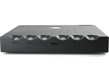 Audio konvertor DAC Chord Electronics Hugo M Scaller černý, pohled zepředu, 7 kulatých tlačítek, 3 porty, text "VIDEO INPUT OP SR DX/OP DX 7 DX 4"