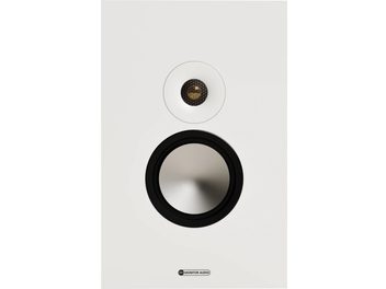 Högtalare Monitor Audio Bronze On-Wall 7G vit, rektangulärt vitt matt skåp med cirkulär diskant skyddad av svart metallnät och förgyllt membran ovanför en silverfärgad metallkonbas med svart kant, framifrån