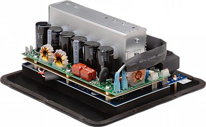 Printplade med elektroniske komponenter, kondensatorer og aluminiumskøler, tæt ovenfra-billede