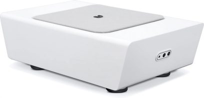 Bílý matný subwoofer BlueSound PULSE SUB+ z pohledu zepředu v mírném nadhledu, krychlový tvar se zaoblenými hranami