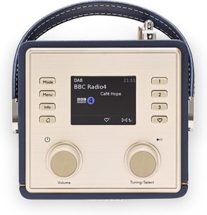Roberts Mini 2, marineblaues Ledergehäuse, cremefarbene Metallfront, DAB-Display, Tasten und zwei Drehregler, Frontalansicht