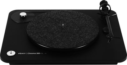 Hi-fi pladespiller Elipson Chroma 200 RIAA i mat sort, pladetallerken med plade, pickup-arm, på hvid baggrund