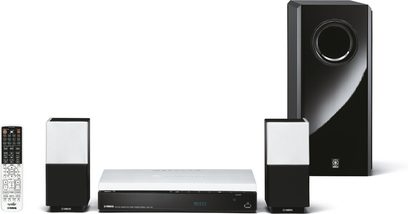 Yamaha DVX-700 sort hjemmebiografsystem i sort, bestående af en basrefleksboks, to kompakte højttalere og en soundbar
