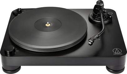 Juoda vinilinė patefoninė sistema Audio Technica AT-LP7X su dideliu disku ir dešinėje pusėje esančia tonarma, matoma iš trijų ketvirčių profilio