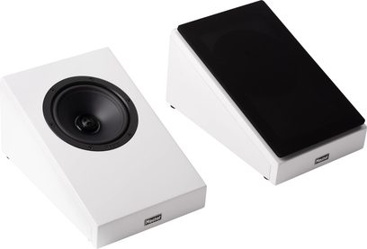 Dolby Atmos-luidsprekers Magnat ATM 202, perspectiefweergave, witte schuine behuizingen, 1 met zichtbare luidspreker, 1 met zwart rooster