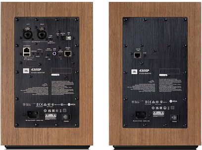JBL 4305P og 4305P studiehøjtalere, valnøddefinish, set forfra med detaljer af højttalere og bagbeklædte stik