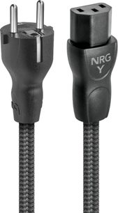 Detailní záběr zepředu na napájecí kabel Audioquest NRG-Y3 o délce 2 m, černé barvy, s černými plastovými konektory (dvojpólová Schuko zástrčka s kovovými kolíky a konektor IEC C13 s nápisem „NRG Y“), s vnějším opletením z černého nylonu s vzorem ševronů.