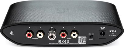 Předzesilovač gramofonu iFi Zen Air Phono černý, pohled zepředu, s RCA konektory, vypínačem a ovládáním zesílení na předním panelu