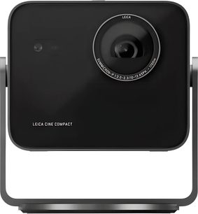 Juodas Leica Cine Compact vaizdo projektorius, vaizdas iš priekio, kvadratinis formatas su dideliu objektyvu viršuje dešinėje
