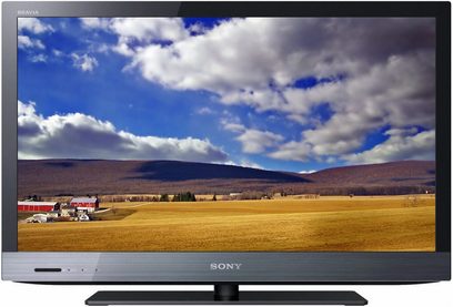 Sony KDL-32EX521 TV-skærm, der viser et landligt landskab med marker, landbrugsbygninger, bakker og en skyet himmel