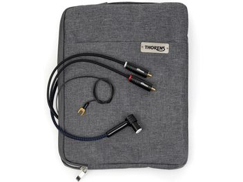 Vista superior de un cable phono Thorens PhonoConnect PHS 150 DIN-RCA de 1,5 m con funda trenzada de nailon negro y azul, conector DIN acodado negro, dos RCA metálicos negros con anillos rojo y blanco, cable de masa fino con horquilla dorada
