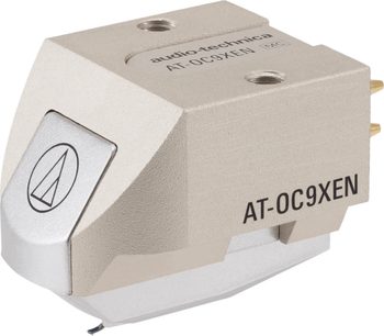 Audio Technica AT-OC9XEN beige vinylpladespiller, 3/4 frontvisning med nål og udgangsstik