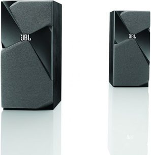 To sorte JBL Studio 130 bogreolhøjttalere, set forfra og fra siden, med synlige højttalerenheder