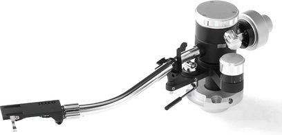 Poleret aluminiumstonearmen Jelco TK 950 S med modvægt, tonearmlift og intern kabelforbindelse, set fra siden på hvid baggrund