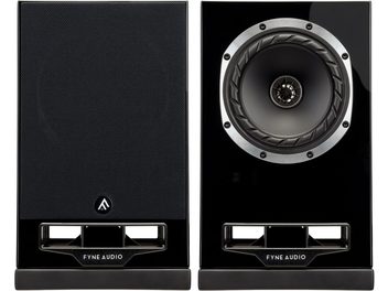Diffusori da scaffale Fyne Audio F5S neri laccati, vista frontale, uno con griglia in tessuto, condotto reflex anteriore, altoparlante coassiale