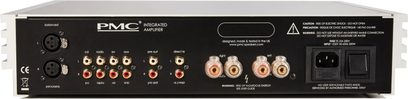 PMC COR integreret stereoforstærker set bagfra, sølvfarvet kabinet, sort panel med RCA- og XLR-stik samt højttalerterminaler
