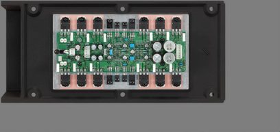 Інтегрований стерео підсилювач Hi-Fi Accuphase P-4600, вид зверху, зелена друкована плата, електронні компоненти, чорна рамка