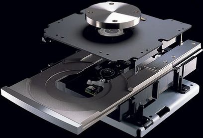 Esoteric DV-60 4K Blu-ray-afspiller i børstet metal, ovenfra skråt vinkel der viser bakken og de indvendige komponenter