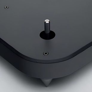 Pro-Ject RPM 1 Genie ALPHA sort pladespiller, set ovenfra i et dykkende perspektiv, rund sort pladespiller, sort tonarm