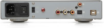 Przetwornik cyfrowo-analogowy (DAC) Nuforce DAC-80 w kolorze srebrnym, widok z przodu, złącza koncentryczne, optyczne i USB, przełącznik i dioda LED