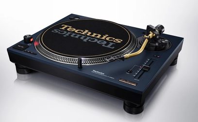 Technics SL-1200M7LEA blå pladespiller, set ovenfra, sort pladespiller med gylden slipmat, sort tonarm, sølvfarvede knapper og betjeningselementer