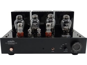 Integrovaný stereofonní lampařský zesilovač Line Magnetic LM-300IA v černé barvě, s matným černým kovovým šasi a lakovaným vrchním panelem, viditelnými skleněnými lampami, třemi kryty transformátorů na zadní straně, měděným vypínačem, velkým ovládacím knoflíkem hlasitosti, přepínačem vstupů a konektorem pro sluchátka na předním panelu, pohled zepředu