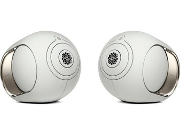 Due casse Devialet Phantom Ultimate 108 dB Light Pearl stereo, corpo ovoidale bianco perlaceo, fianchi metallici, vista di profilo