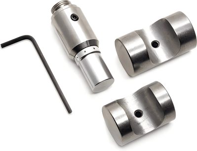 Trois adaptateurs cylindriques en métal argenté avec trous filetés, de différentes tailles, et une clé Allen noire