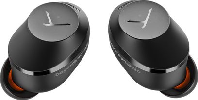 Ακουστικά ενδοωτιαία Beyerdynamic Amiron 300 μαύρα, κοντινή λήψη δύο μαύρων οβάλ ακουστικών με πορτοκαλί άκρα και ασημένιο λογότυπο