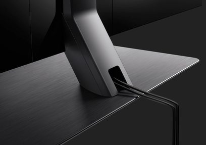 Panasonic TX-55FX780-TV sett fra siden, skjermen av, krom metallstativ i X-form, slank matt svart ramme