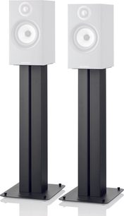 To sorte Bowers & Wilkins Stav24 S2 gulvhøjttalere set forfra, med hvide højttalerenheder på sort firkantet fod