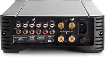 Frontvue af sort Rega Brio stereo hi-fi-forstærker. Frontpanel med knapper, hovedtelefonstik og audio-ind-/udgange