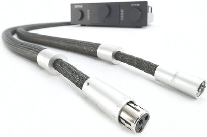 Analogowy kabel audio XLR Inakustik NF-2405 AIR 1,5m z cylindrycznymi metalowymi złączami i ciemnym plecionym oplotem, widok w perspektywie