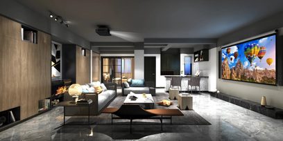 Moderne stue med grå sofa, trebord, peis og projektor som viser fargerike varmluftsballonger