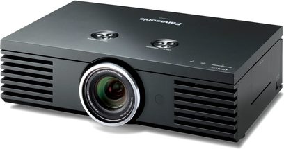 Panasonic PT-AE4000 sort videoprojektor, set forfra, centreret linse, sideventilationsgitre, to knapper øverst