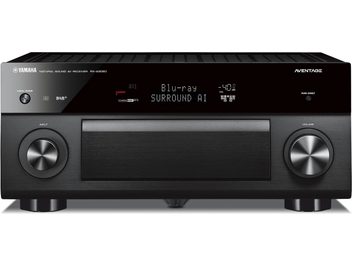 Černý AV receiver Yamaha RX-A2080, pohled zepředu, modrý displej, stříbrná tlačítka a ovládací kolečka, dva ovladače hlasitosti