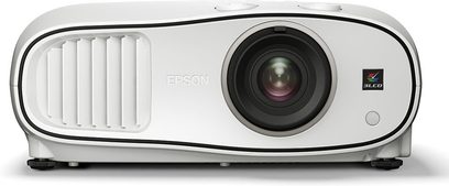 Vidéoprojecteur Epson EH-TW6700 blanc, vue de face, objectif centré, grilles d'aération latérales, logo "3LCD" en bas à droite