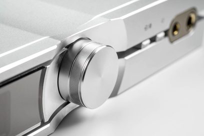 Audio konvertor DAC iFi Audio IDSD NEO Performance Edition stříbrný, detailní záběr na ozubený ovládací knoflík hlasitosti