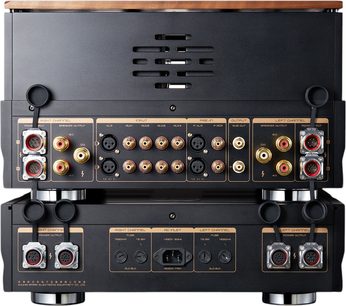 Integrovaný stereo hi-fi zesilovač Cayin Pearl 30I v černém kovovém šasi s horní částí z dřeva, zadní pohled ukazující řady pozlacených RCA konektorů, dva XLR konektory, svorky pro reproduktory v červené a zlaté barvě, multipoint konektory a ventilační štěrbiny