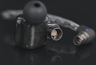 Sluchátka Astell&Kern Layla AION s otevřenou konstrukcí, detailní pohled zepředu, viditelné jack konektory, matný černý povrch