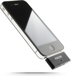 Trådløs sender Focal iTransmitter i børstet metal og sort, set forfra og fra siden, med USB-port og knap
