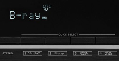 Denon AVR-X1600H sort hjemmebiografsforstærker, blå LED-display "B-ray", "QUICK SELECT"-knapper, nærbillede forfra